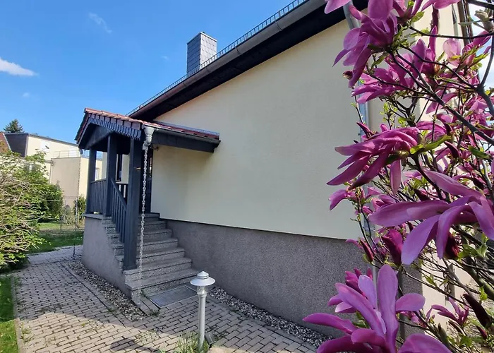 Luxuriös modernisiertes Ferienhaus in See- und Stadtnähe